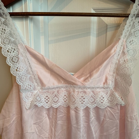 Vintage feminine baby Pink Lace Trim Nightgown - Picture 2 of 6